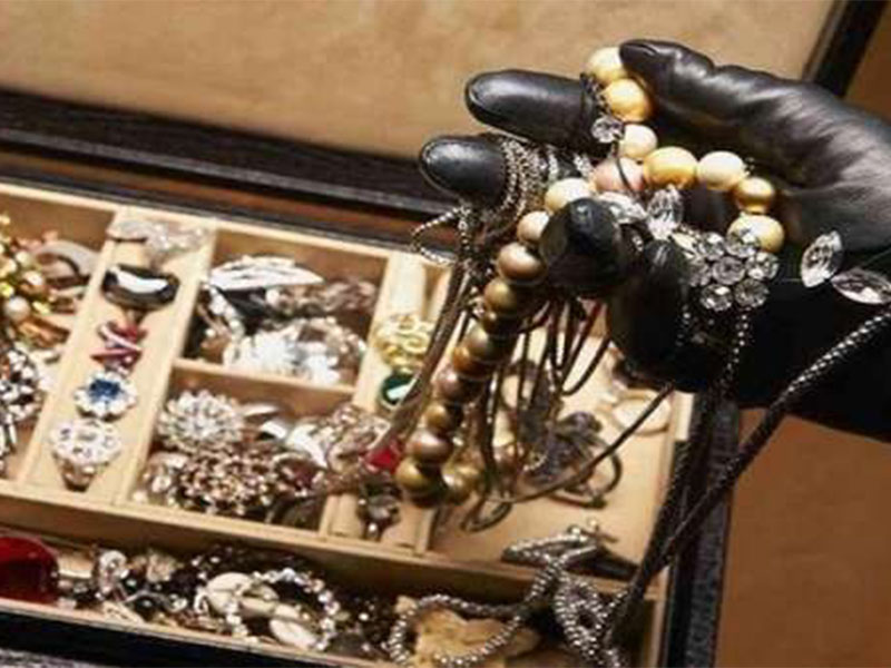إماراتي يسرق منزل خطيبته ليشتري لها الهدايا!